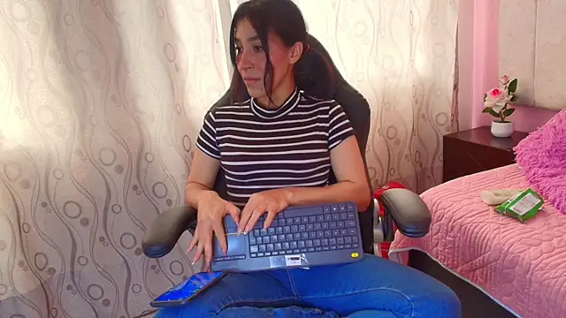 Snapshot of DarlingDuchess_ chatting on October 7, 2025, 3:42 pm DarlingDuchess  online show from October 7, 2025, 3:42 pm