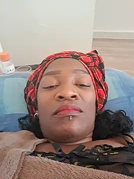 Yummychoklit online show from September 8, 2025, 2:49 pm