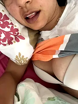 Snapshot of LatinaHottt chatting on October 29, 2025, 5:47 pm LatinaHottt online show from October 29, 2025, 5:47 pm