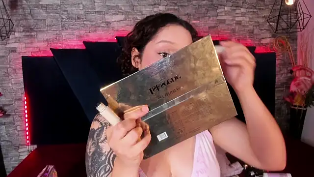 Suxan White  online show from April 16, 2026, 9:39 pm