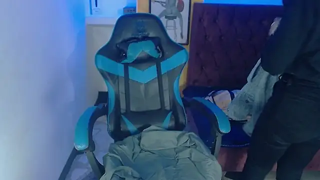 alison moon7 online show from September 24, 2025, 11:24 am