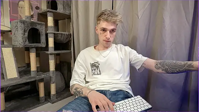 Snapshot of davesinner chatting on May 4, 2026, 7:10 pm davesinner online show from May 4, 2026, 7:10 pm