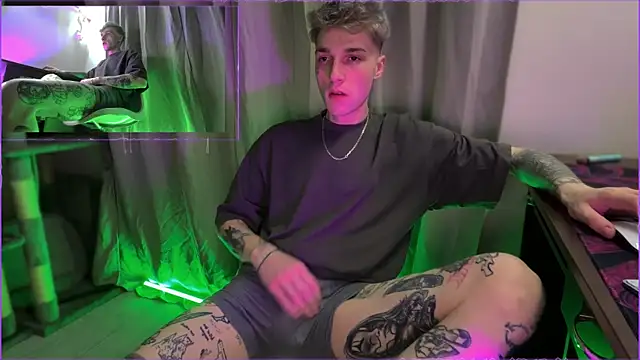 Snapshot of davesinner chatting on May 8, 2026, 2:39 am davesinner online show from May 8, 2026, 2:39 am