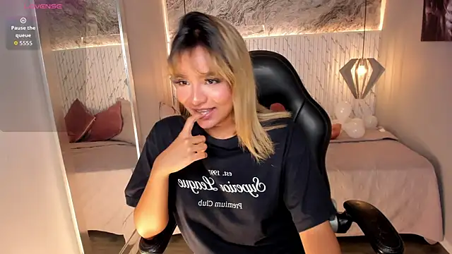 Emilly mell online show from October 17, 2025, 11:57 am