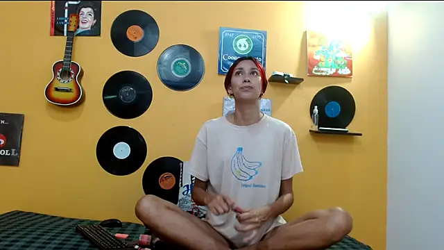 skinnyverus18 online show from November 19, 2025, 7:03 pm