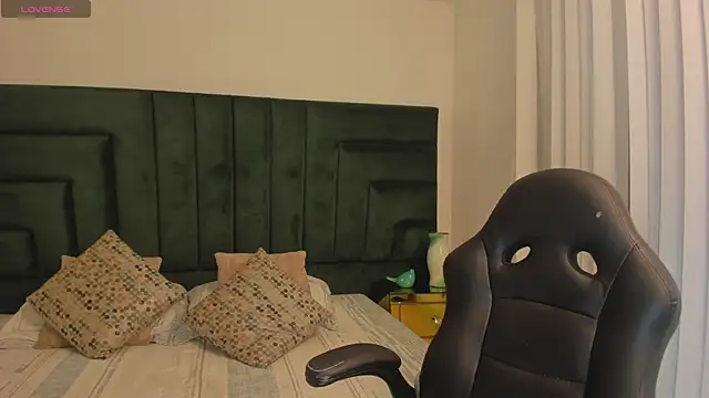 SaraWagner  online show from October 24, 2025, 12:08 am