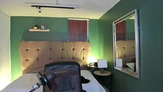 Micki   online show from December 22, 2025, 11:18 am