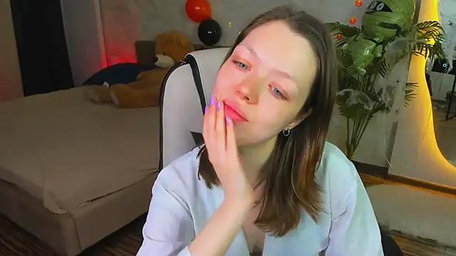 Lunar Lily online show from November 3, 2025, 5:31 am