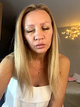 Snapshot of Bellissa_ chatting on October 10, 2025, 8:35 am Bellissa online show from October 10, 2025, 8:35 am