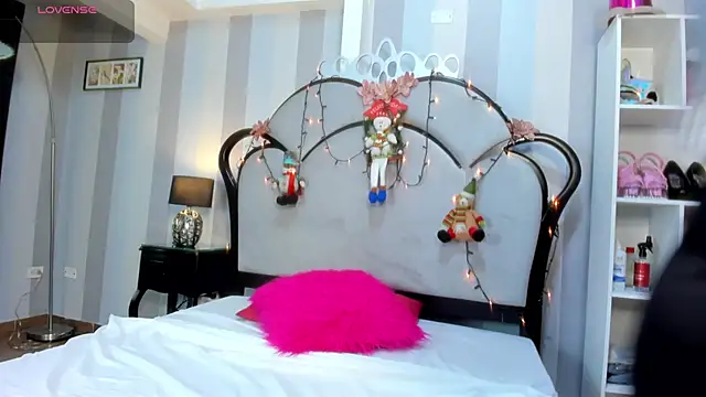 MiaAmore  online show from December 17, 2025, 3:29 pm