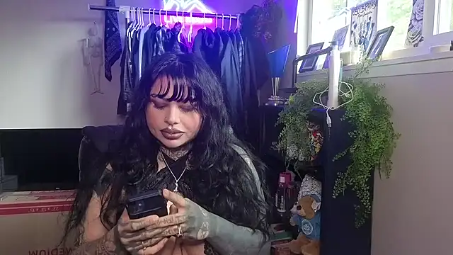 Snapshot of chicanachic13 chatting on May 16, 2026, 9:35 pm chicanachic13 online show from May 16, 2026, 9:35 pm