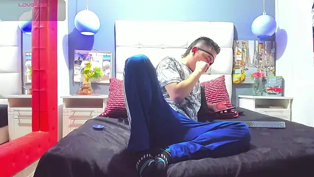 Max Walker3 online show from October 28, 2025, 2:42 pm