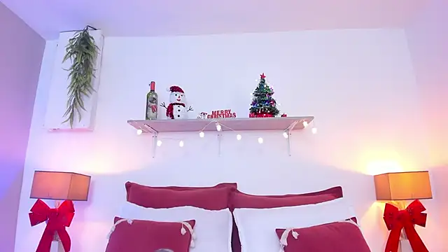 LuciaBenett  online show from December 2, 2025, 7:20 pm