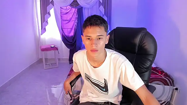Snapshot of Aron_Boyy chatting on September 15, 2025, 8:42 pm Aron Boyy online show from September 15, 2025, 8:42 pm
