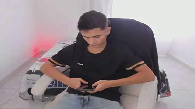 Snapshot of Aron_Boyy chatting on September 20, 2025, 7:59 pm Aron Boyy online show from September 20, 2025, 7:59 pm