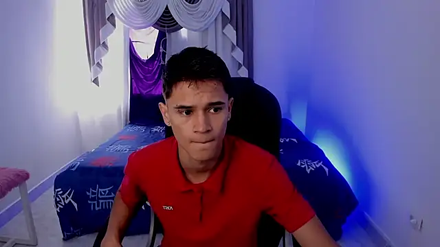Snapshot of Aron_Boyy chatting on October 1, 2025, 8:15 pm Aron Boyy online show from October 1, 2025, 8:15 pm