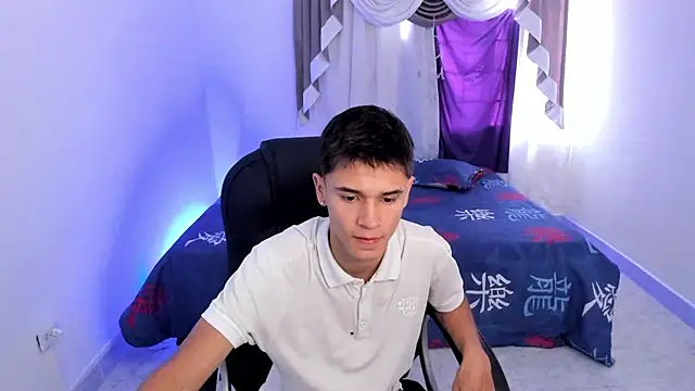 Snapshot of Aron_Boyy chatting on October 6, 2025, 7:44 pm Aron Boyy online show from October 6, 2025, 7:44 pm