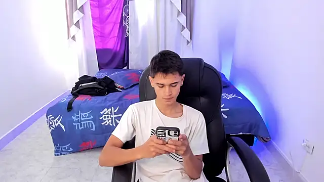 Snapshot of Aron_Boyy chatting on October 16, 2025, 7:37 pm Aron Boyy online show from October 16, 2025, 7:37 pm