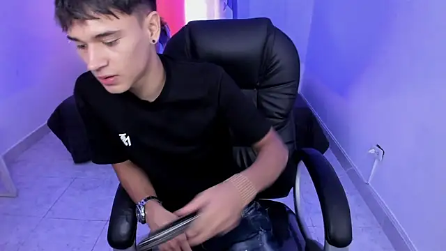 Aron Boyy online show from March 5, 2026, 7:43 pm