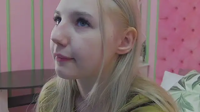 Snapshot of Sky_Cutie chatting on June 15, 2026, 4:15 am Sky Cutie online show from June 15, 2026, 4:15 am