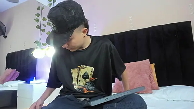 Snapshot of Nascary_Fox chatting on September 15, 2025, 7:47 pm Nascary Fox online show from September 15, 2025, 7:47 pm