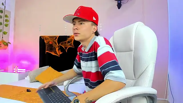 Snapshot of Nascary_Fox chatting on October 1, 2025, 7:53 pm Nascary Fox online show from October 1, 2025, 7:53 pm