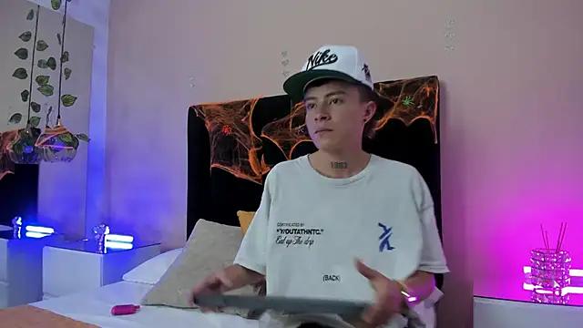 Snapshot of Nascary_Fox chatting on October 2, 2025, 7:43 pm Nascary Fox online show from October 2, 2025, 7:43 pm