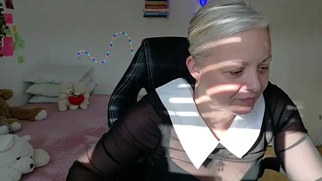 Linsy Kim online show from March 27, 2026, 3:01 pm