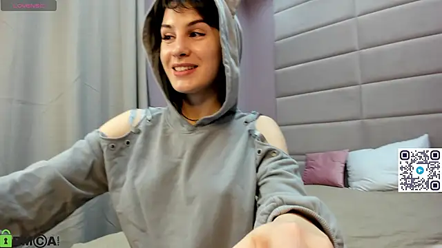 Adeline Perle online show from October 12, 2025, 1:26 am