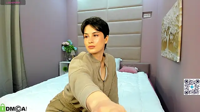 Adeline Perle online show from October 21, 2025, 1:06 am