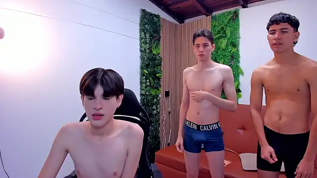 Snapshot of boysinheat_ chatting on October 20, 2025, 1:44 pm boysinheat  online show from October 20, 2025, 1:44 pm