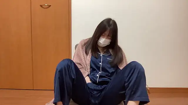 nuu u online show from November 11, 2025, 3:01 pm