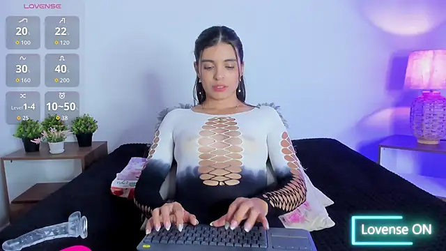 hailey hadid online show from September 24, 2025, 7:06 pm