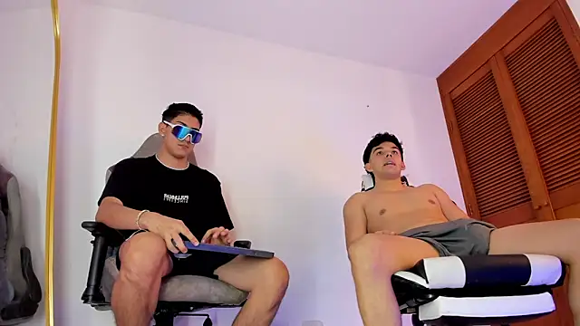 sotooliver3 online show from November 22, 2025, 8:30 pm