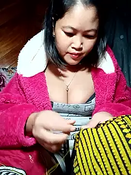 maycuc123 online show from January 7, 2026, 1:35 pm