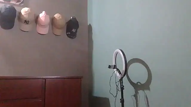 Snapshot of Pocahontas_tw chatting on November 11, 2025, 1:44 pm Pocahontas tw online show from November 11, 2025, 1:44 pm