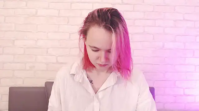 Ericha Stone online show from December 17, 2025, 1:33 am