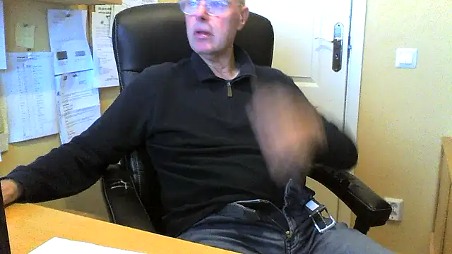 Snapshot of Klipparn chatting on November 11, 2025, 8:14 am Klipparn online show from November 11, 2025, 8:14 am