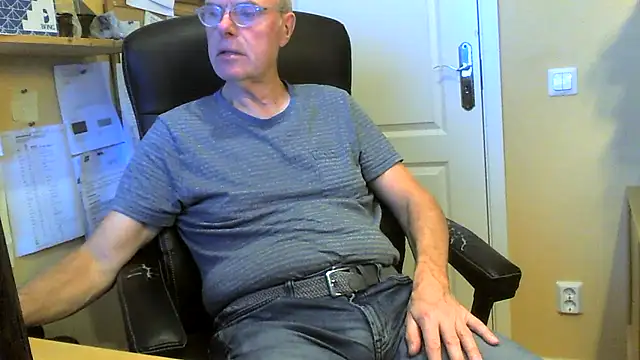 Snapshot of Klipparn chatting on November 26, 2025, 8:48 am Klipparn online show from November 26, 2025, 8:48 am