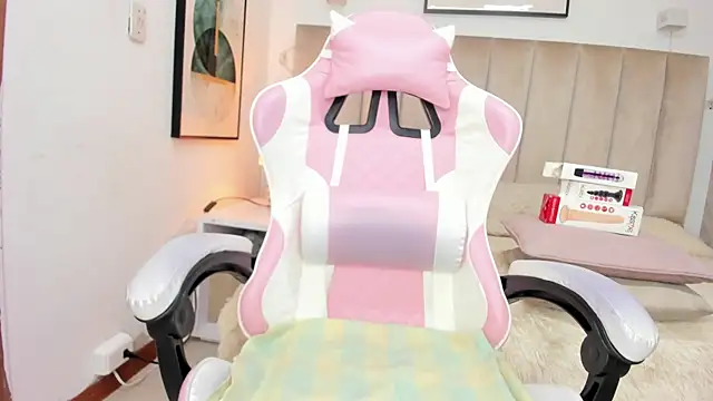 Miyu Komori online show from April 14, 2026, 7:42 pm