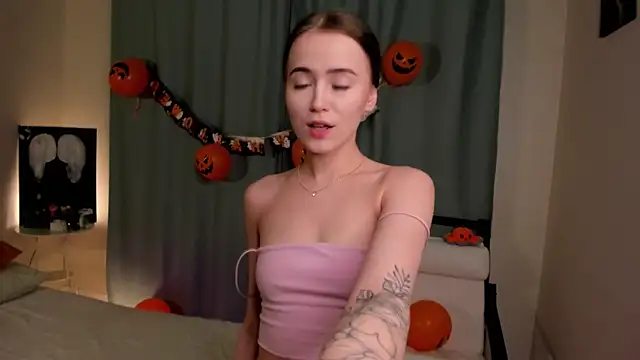 Chloeee4200 online show from November 2, 2025, 1:35 pm