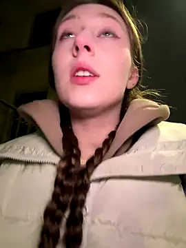 FroggyAnna online show from December 19, 2025, 4:47 pm