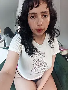 a Malgosia mako online show from October 27, 2025, 3:05 pm