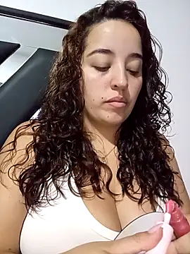 LoanaSantos online show from October 8, 2025, 9:45 pm