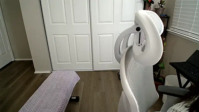 SHEILYN  online show from January 15, 2026, 5:12 am