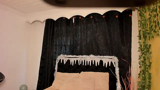 Tiffany Nm online show from December 15, 2025, 1:48 pm