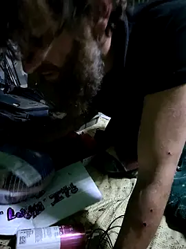 bearded cross online show from December 19, 2025, 5:47 am