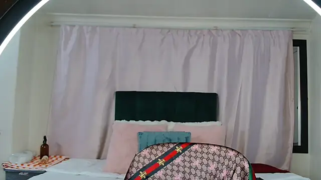 Snapshot of -cleowilliams- chatting on October 8, 2025, 7:17 am -cleowilliams- online show from October 8, 2025, 7:17 am