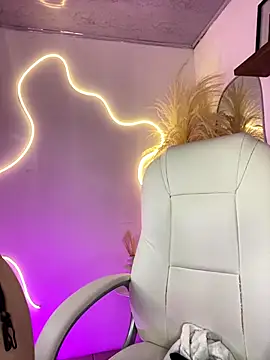 Zoe Serrat online show from September 19, 2025, 12:39 pm