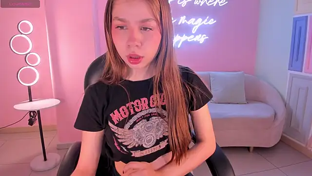 Snapshot of TiffannySins chatting on January 14, 2026, 3:45 am TiffannySins online show from January 14, 2026, 3:45 am